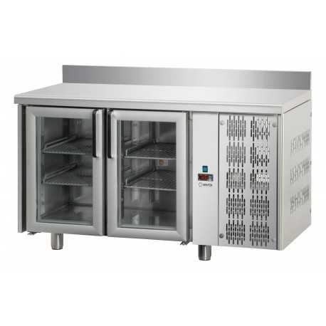 TAVOLO REFRIGERATO - 2 PORTE IN VETRO - PIANO LISCIO E ALZATINA - 1 LUCE NEON - STRUTTURA INTERAMENTE IN ACCIAIO INOX AISI 304 - GASTRONORM GN 1/1 ( 530x325 mm ) - TEMPERATURA 0°/+10° - CAPACITA' 310 LT - REFRIGERAZIONE VENTILATA - SBRINAMENTO AUTOMATICO - DIMENSIONI CM L142 X P70 X H95/102